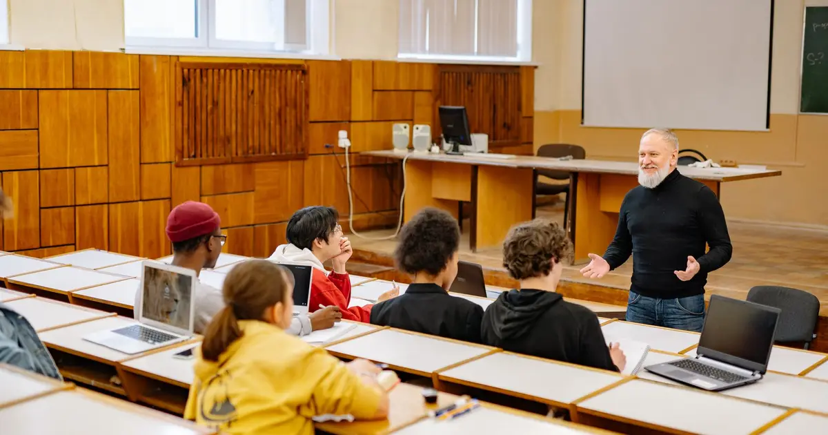 كلية الإعلام بجامعة عدن تناقش مشاريع تخرج الدفعة الثانية